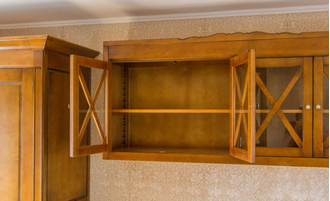 Полка навесная четыре двери с перекрестиями.