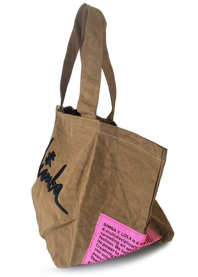 (АРТИКУЛ: 9852/2) СУМКА БОЛЬШАЯ, ТЕКСТИЛЬ, ЦВЕТ "МОКРЫЙ ПЕСОК" С ЧЕРНЫМИ БУКВАМИ И РОЗОВОЙ АППЛИКАЦИЕЙ, С РУЧКАМИ ЧЕРЕЗ ПЛЕЧО