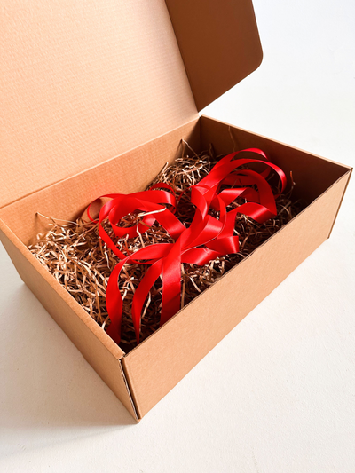 Большая подарочная коробка GILEV 44x32x15см с красной лентой и наполнителем крафт