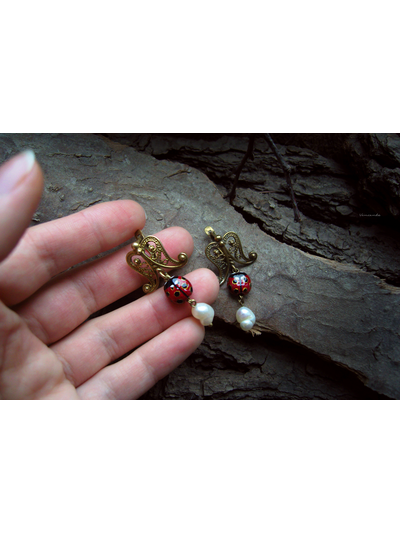 Весенние серьги с божьими коровками, жемчугом и филигранью &quot;Ледибаг&quot;