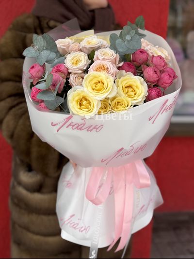 букет из розовых кустовых роз