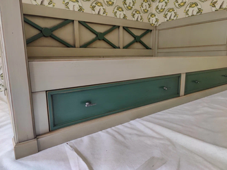 Кровать, в виде софы на прямом цоколе с двумя ящиками.