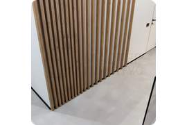 Минималистичное решение: установка черного плинтуса Dollken WLK 20, который идеально подходит для любого дизайна.