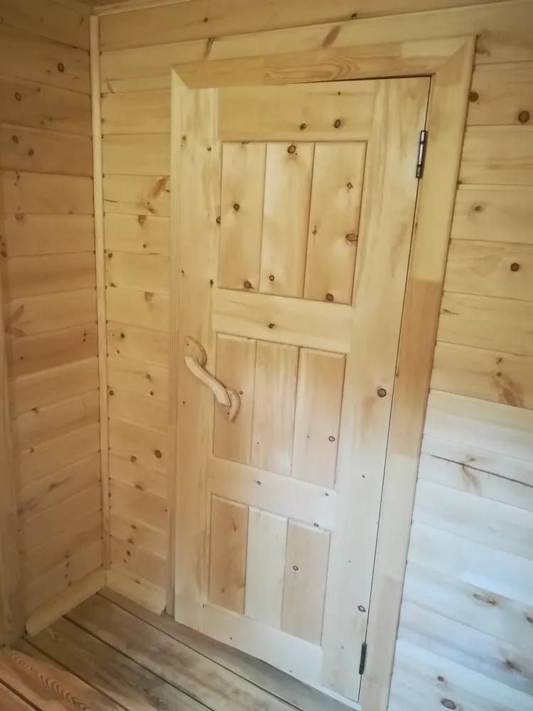 Установлена банная кедровая дверь.