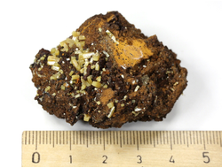 Вульфенит, коллекционный образец, Марокко (47*38*25 мм, 33 г) №25998