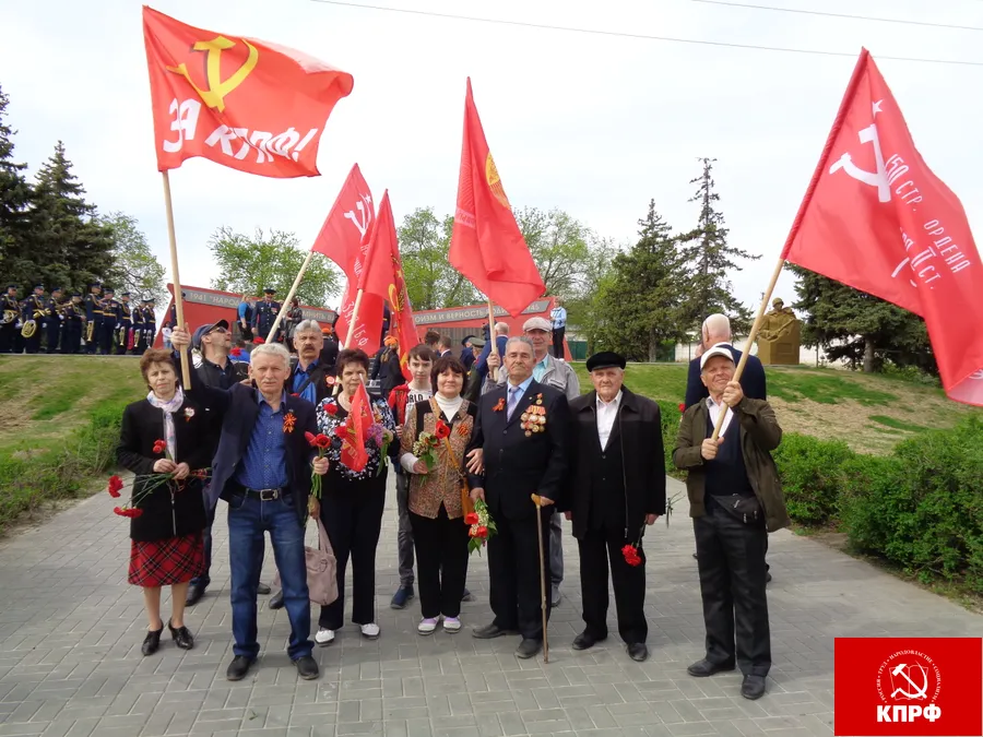 09.05.2021 Возложение живых цветов на аллее Героев в парке Победы к памятному знаку погибшим камышанам в годы Великой Отечественной войны, а также на Братских захоронениях.