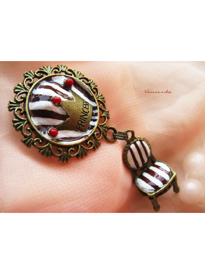 Трон для принцессы. Брошь с короной и креслом в винтажном стиле. Ручная работа