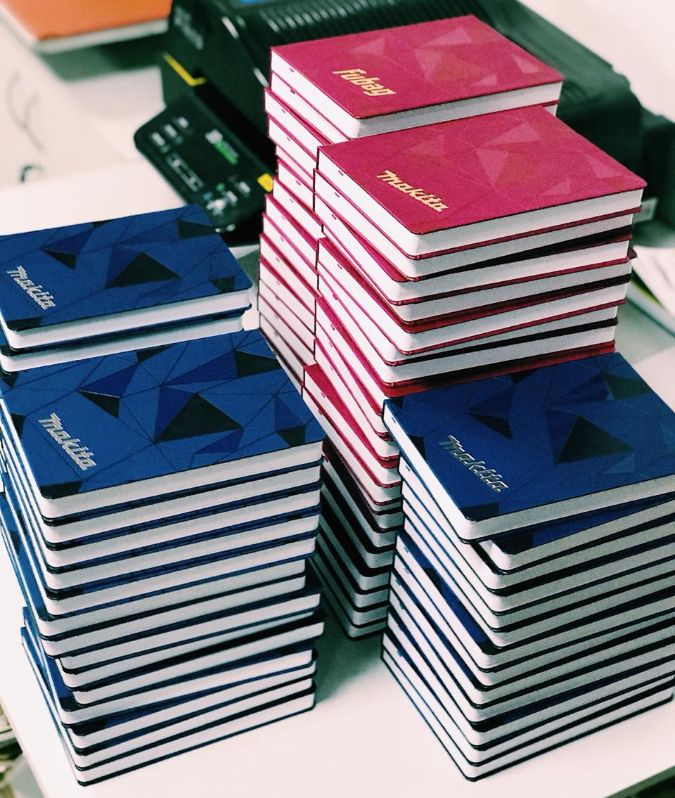 Стопка ежедневников с тиснением логотипа фольгой