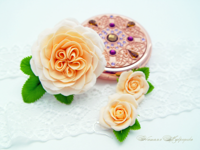 Комплект с кремовыми розами. Цветы из полимерной глины.