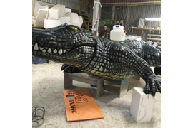 Большой крокодил из пластика