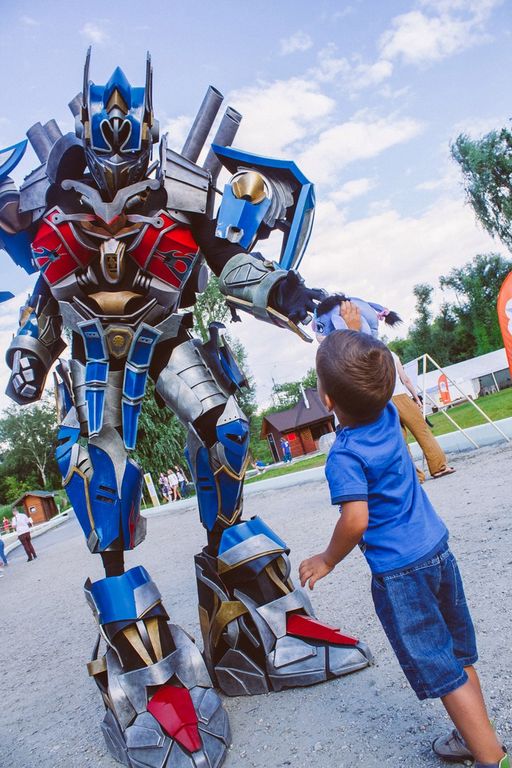 оптимус прайм аниматор. настоящие трансформеры. новосибирске трансформеры настоящие живые ходят. трансформер новосибирск. новосибирске трансформеры настоящие живые ходят.