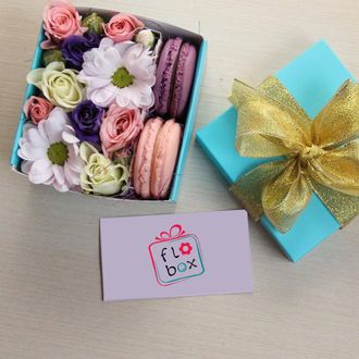 Голубая мини-коробочка с цветочной композицией и макаронс