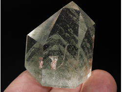 Кварц горный хрусталь с фантомами и хлоритом, кристалл полированный, Бразилия (37*31*27 мм, 44 г) №36852