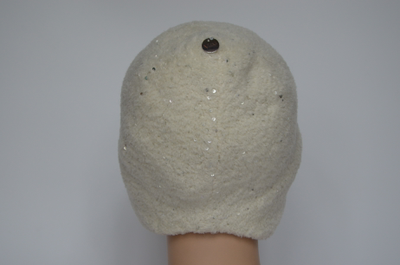 Вязаная жокейка белого цвета для женщин фото