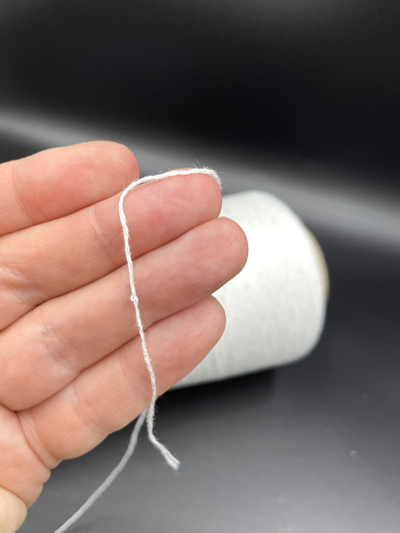 100% МЕРСЕРИЗОВАННЫЙ ХЛОПОК С СЕРЕБРИСТОЙ МИКРОПАЙЕТКОЙ 1мм, 250 грамм/2000 метров, цв. 002 белоснежный