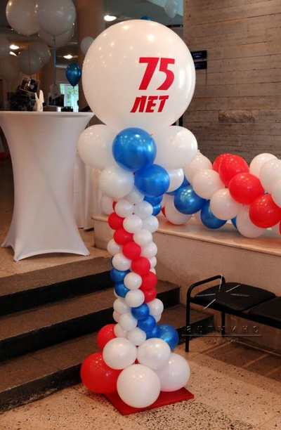 Стоика из воздушных шаров на каркасе