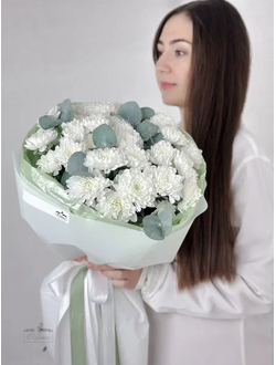 Букет из 7 кустовых хризантем Алтай с эвкалиптом