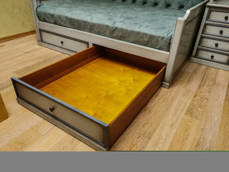 Кровать в виде тахты, с двумя выдвижными ящиками и верхней и боковой надстройкой.