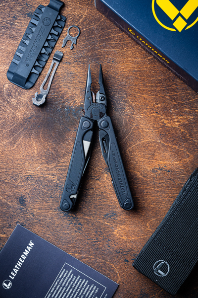 Leatherman Charge + черный с чехлом на кнопке, клипсой и битами