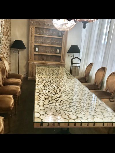 стол из спилов разных пород дерева со стеклом