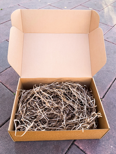 2 штуки - Подарочная коробка с наполнителем КРАФТ и зеленой лентой (37x26x12 см)