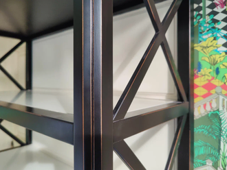 Стеллаж высокий с двумя ящиками на резных ножках.