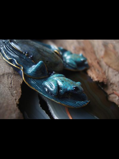 "Хранители озера Сбывающихся Грёз", коллекционная брошь с лабрадоритом и лягушками