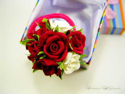 Резинка для волос "Красное и белое".