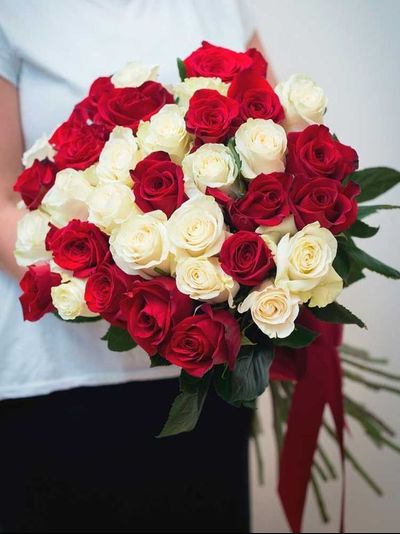 БУКЕТ ИЗ 31 БЕЛО-КРАСНОЙ РОЗЫ