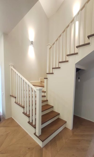 л-5/1. Лестница с ограждением и перегородками (массив Ясеня)