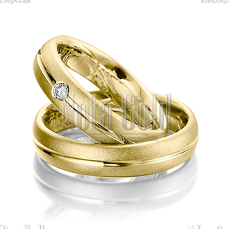 Классические обручальные кольца из желтого золота с центральной дорожкой с бриллиантом в женском кол