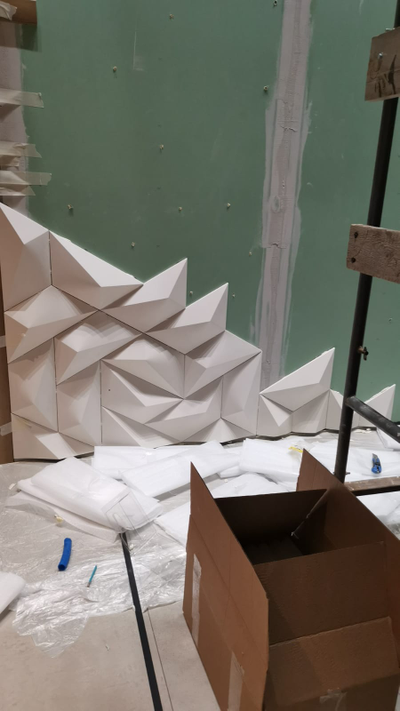 Гипсовая 3D панель "Трапеция" (монтаж в Новосибирске, начало)