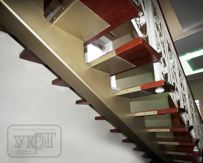 л-47. кованое ограждение, столбы "косичка." ступени, поручень - массив дуба