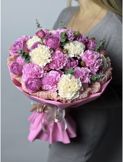 Букет из пионовидных роз и диантуса