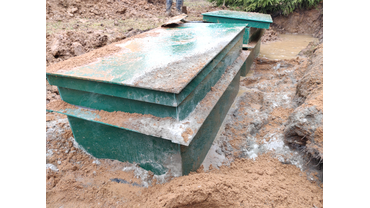 Продолжаем наполнять водой и одновременной обсыпать песко цементом