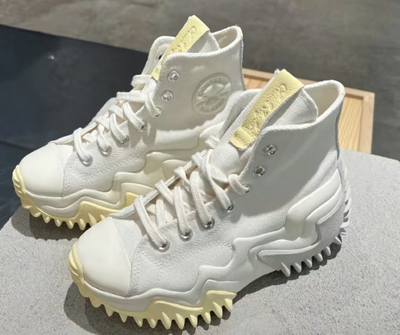 Кеды Converse Run Star Motion белые высокие A00874C на ногах фото