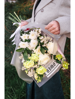 Белый с зелеными гвоздиками