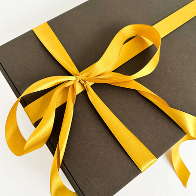 Черная подарочная коробка GILEV 37x26x12см с золотой лентой и наполнителем