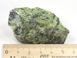 Змеевик, необработанный, дикий образец, Россия, КЧР, Урупский район (59*30*30 мм, 51 г) №37820