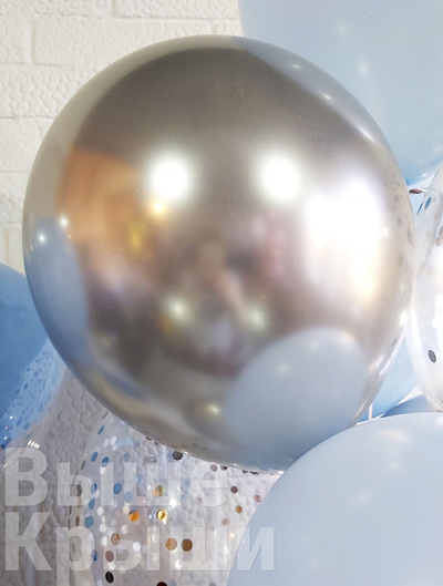 Серебристый хром 30 сантиметров на фоне голубых шаров