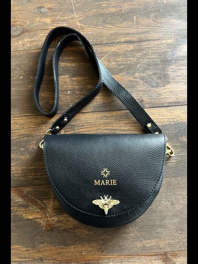 Женская кросс боди сумка с застежкой пчелкой из натуральной кожи Vera Pelle от M&amp;Marie черного цвета