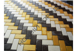 Тротуарная плитка "Кирпич" сочетание цветов - коричневый, желтый и белый на белом цементе. Частный дом пос. Константиновка