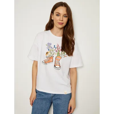 ЖЕНСКАЯ ФУТБОЛКА БЕЛАЯ "ЦВЕТОЧНЫЕ КЕДЫ"