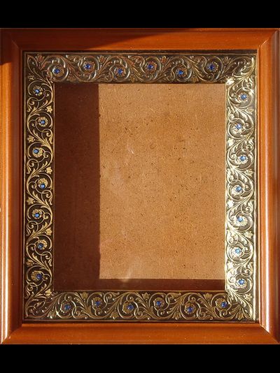 Киот деревянный с басменной рамой, декорированной кристаллами &quot;Swarovski&quot; для иконы формата 22х28см.