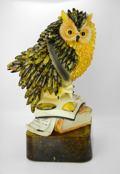 Сова с пером из Янтарных кабошонов на подставке