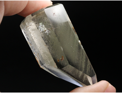 Кварц горный хрусталь с фантомами и хлоритом, кристалл полированный, Бразилия (51*27*22 мм, 44 г) №36858