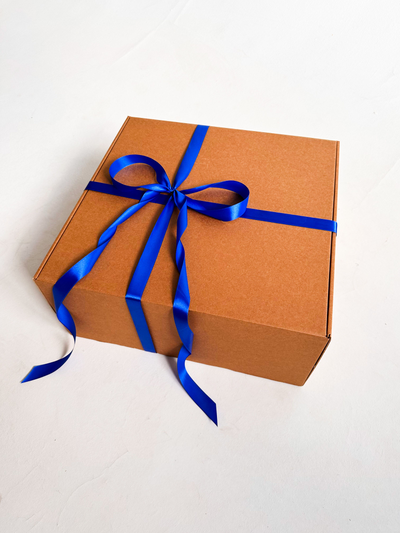 Огромная подарочная коробка GILEV 45х45х20см с синей лентой и наполнителем крафт