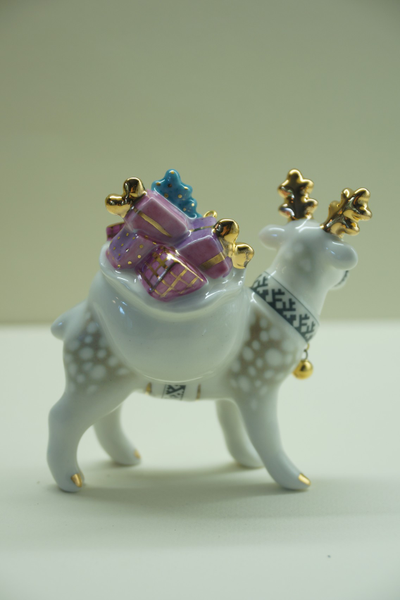 Олень с мешком