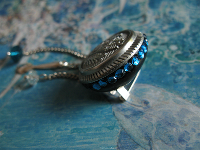 Брошь в стиле Алисы в Стране Чудес - "Странное чаепитие"