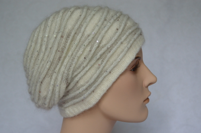 zhenskiy-beret-relefnymi-polosami-vizio-italiya-beliy-s-bezhevym